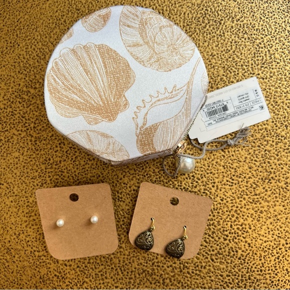 Seashell Travel Jewelry Organizer with Pearl Charm + 2 Pairs Earrings - Picture 4 of 5